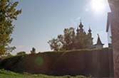 26 Юриев-Польский. Вид на Михайло-Архангельский монастырь и земляной вал. 26 сентября 2004 года